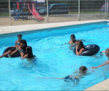 Piscine extérieure avec enfants et bouées du Mobil Home 14