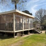 Camping en Finistère terrasse surélevée couverte et pelouse du Mobil Home