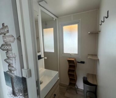 Salle de bain avec lavabo miroir et fenêtres du Mobil-Home