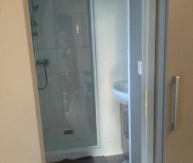 Salle de bain avec cabine de douche et lavabo dans le Mobil Home