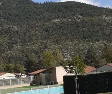 Alpes-de-Haute-Provence piscine extérieure et pelouse au Mobil-Home