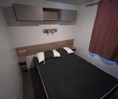 Chambre avec lit double et rangements dans le mobil home 2 chambres Camping La Carabasse