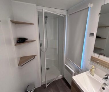 Salle de bains avec cabine de douche et lavabo du Mobil Home 2 chambres au Camping La Carabasse
