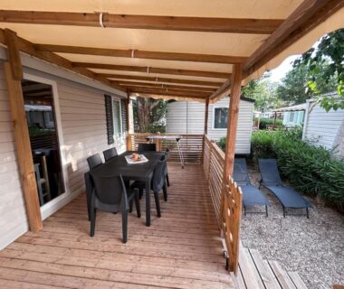 Terrasse couverte avec table et bains de soleil au Mobil Home 2 chambres Vias Plage Camping La Carabasse