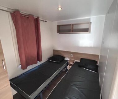 Chambre avec deux lits simples dans le mobil home 2 chambres Vias Plage Camping La Carabasse