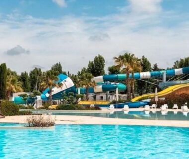 Piscine avec toboggans et chaises longues au Camping La Carabasse