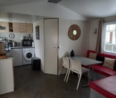 Séjour avec coin repas et kitchenette dans le Mobil Home 2 chambres avec terrasse