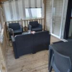 Terrasse couverte avec salon de jardin du Mobil Home 2 chambres avec terrasse
