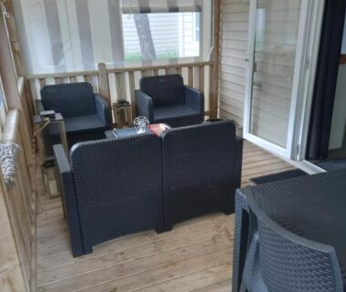 Terrasse couverte avec salon de jardin du Mobil Home 2 chambres avec terrasse