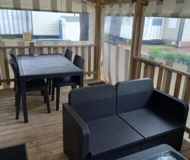 Terrasse couverte avec salon et table à manger du Mobil Home 2 chambres avec terrasse