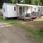 Terrasse en bois devant le mobil home dans le camping Mobil Home