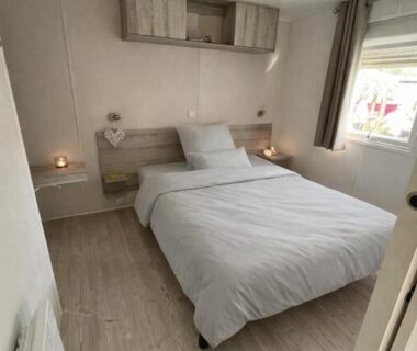 Chambre double avec lit et rangements dans le Mobil Home 2CH Bien Equipé Valras-Plage