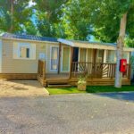 Terrasse en bois et emplacement ombragé du Mobil Home 2CH Bien Equipé Valras-Plage