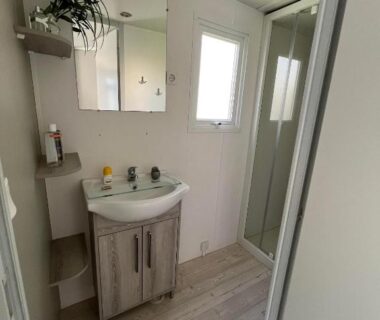 Salle de bain compacte avec lavabo miroir et douche dans le Mobil Home 2CH Bien Equipé Valras-Plage