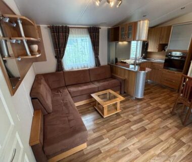 Salon et coin cuisine dans le Mobil-Home
