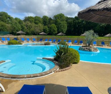 Piscine extérieure avec transats et parasols du Mobil Home