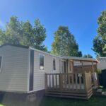 Terrasse en bois et jardin du Mobil Home 3 chambres