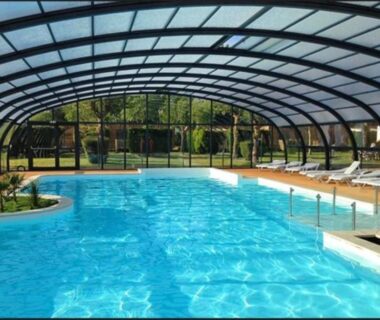 Piscine couverte sous dôme avec transats au Mobil Home 3 chambres