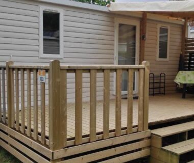 Terrasse en bois avec table et chaises du Mobil Home 3 chambres