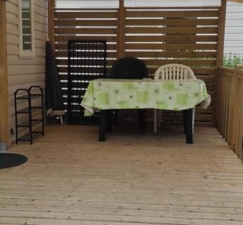 Terrasse couverte avec table et chaises du Mobil Home 3 chambres
