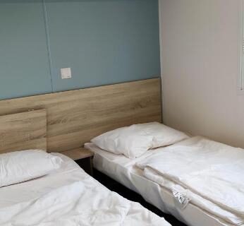 Chambre avec deux lits simples dans le Mobil Home 342
