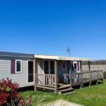 Terrasse sur pelouse devant le Mobil Home 342 – 3 chambres 2 sdb clim proche Beauval Châteaux de la Loire