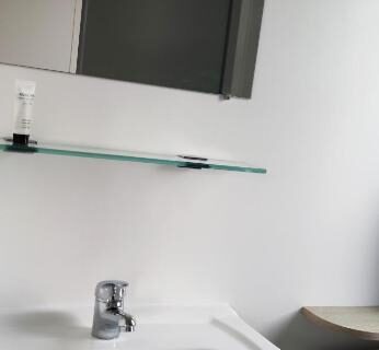 Salle de bains avec lavabo et miroir dans le Mobil Home 342