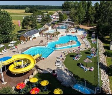 Espace piscine avec toboggan et transats au Mobil Home 342 3 chambres 2 sdb clim