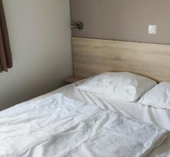 Chambre avec lit double et rangements dans le Mobil Home 342 3 chambres 2 sdb clim proche Beauval