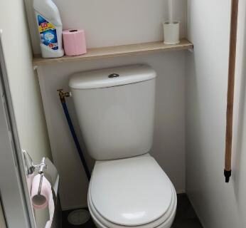 Toilettes avec fenêtre et étagère dans le Mobil Home 342