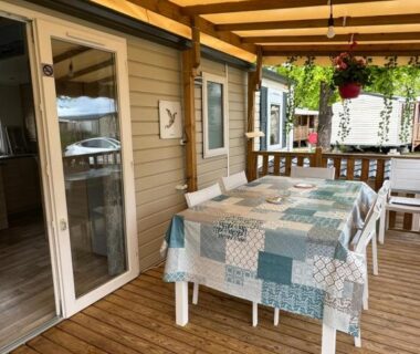 Terrasse couverte avec table et chaises du Mobil-Home