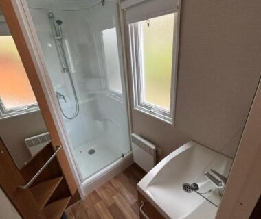Salle d'eau avec douche cabine et lavabo dans le Mobil-Home