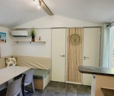 Intérieur mobil-home avec coin repas et kitchenette du Mobil Home 4 6 pers climatisé Camping Eurolac