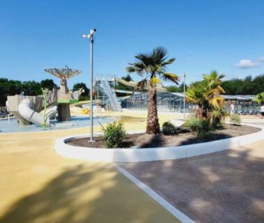 Piscine extérieure avec toboggans et palmiers au Mobil Home 4 6 pers climatisé Camping Eurolac