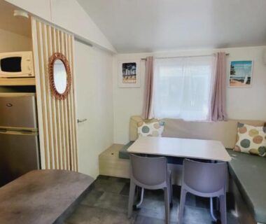 Coin repas et kitchenette dans le Mobil Home 4 6 pers climatisé Camping Eurolac
