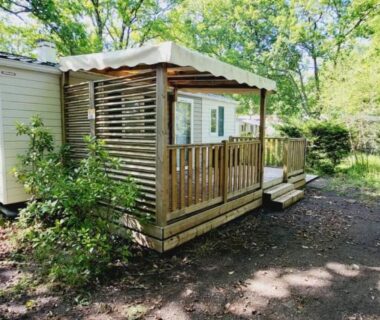 Terrasse en bois dans le sous bois du Mobil Home 4 6 pers climatisé Camping Eurolac