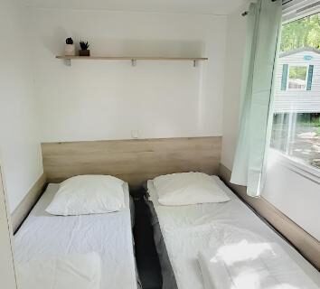 Chambre avec deux lits simples dans le Mobil Home 4 6 pers climatisé Camping Eurolac