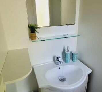 Salle de bain avec lavabo miroir et produits du Mobil Home 4 6 pers climatisé Camping Eurolac