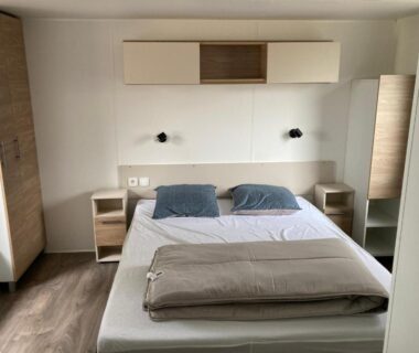 Chambre avec lit double et oreillers dans le Mobil Home 4-6 personnes