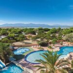 Camping piscine avec toboggans et palmiers au Mobil Home 4-6 personnes
