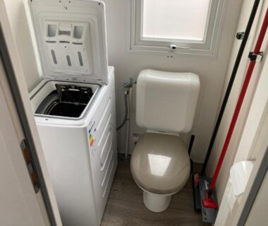 Salle de bain avec lave-linge et WC dans le Mobil Home 4-6 personnes