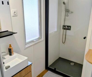 Salle d'eau avec douche et lavabo dans le Mobil-Home 4-6 personnes camping 4 étoiles
