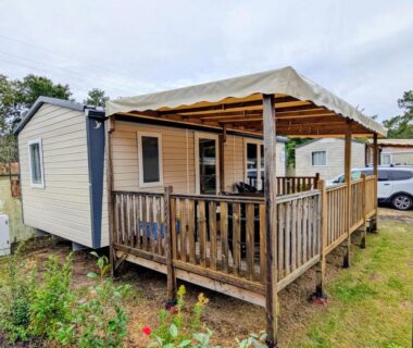 Terrasse en bois couverte du Mobil-Home 4-6 personnes camping 4 étoiles