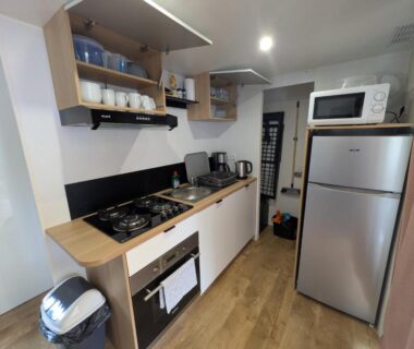 Terrasse au bord de la piscine du Mobil-Home 4-6 personnes camping 4 étoiles