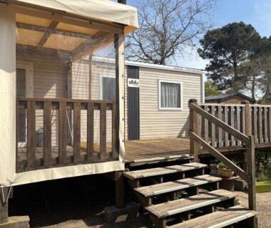 Terrasse en bois avec escalier et rambarde au Mobil Home
