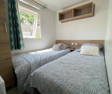 Chambre avec deux lits simples dans le Mobil-Home 4 étoiles avec piscine proche de Blois