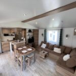 Séjour avec canapé et cuisine ouverte du Mobil-Home 4 étoiles proche de Blois