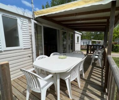Terrasse en bois avec table et chaises du Mobil-Home 4 étoiles avec piscine proche de Blois