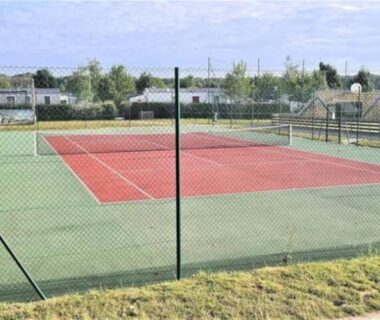 Tennis extérieur clôturé au Mobil-Home 4 étoiles avec piscine proche de Blois