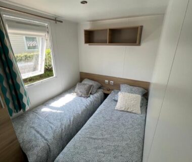 Chambre avec deux lits simples dans le mobil-home 4 étoiles avec piscine proche de Blois